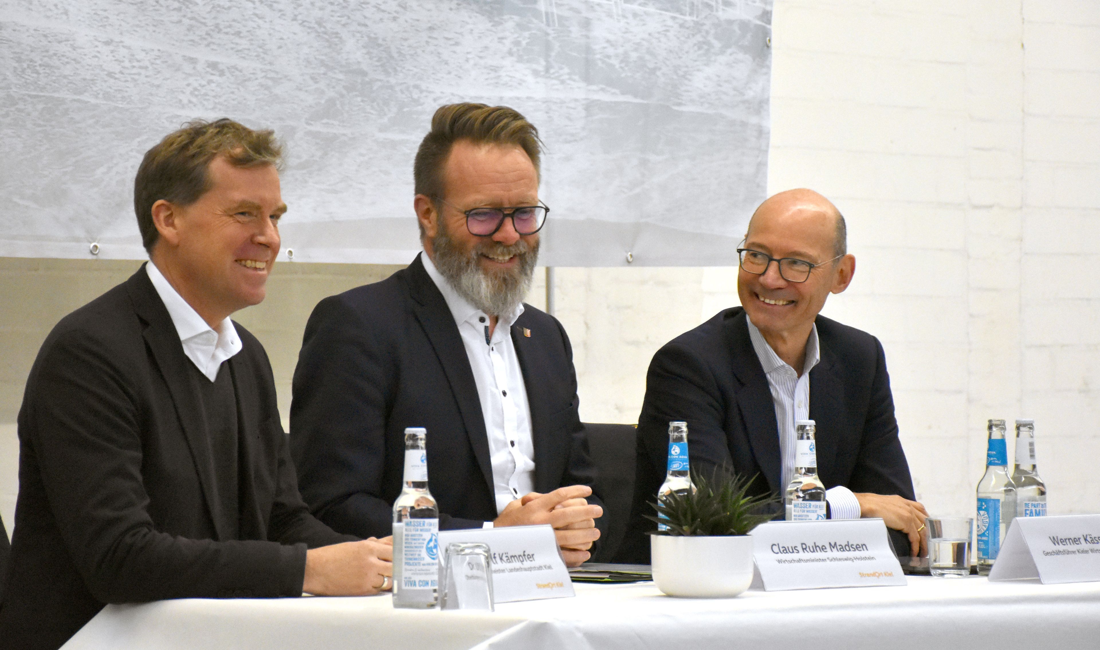 Oberbürgermeister Dr. Ulf Kämpfer, Wirtschaftsminister Claus Ruhe Madsen und KiWi Geschäftsführer Werner Kässens