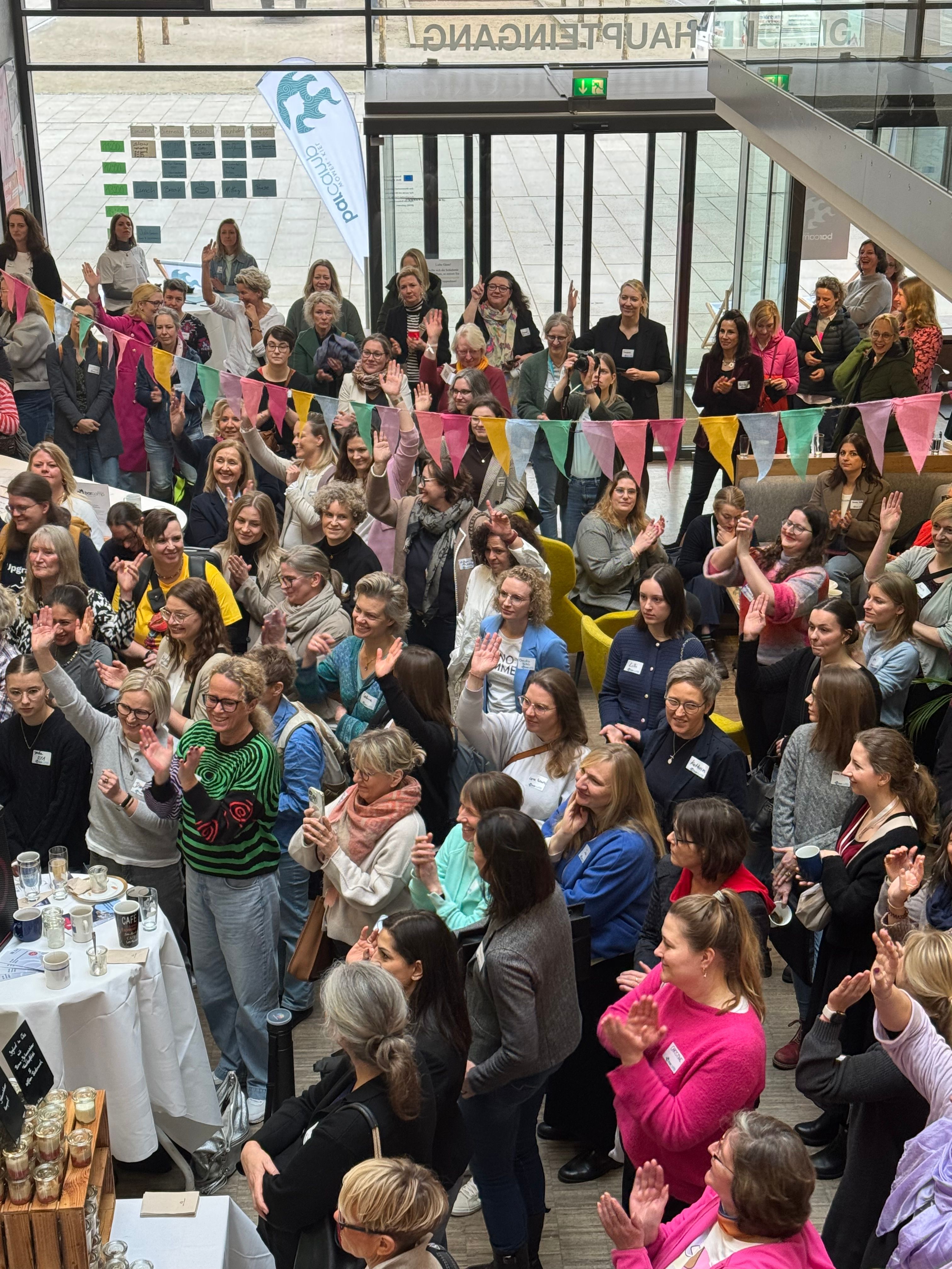 Teilnehmerinnen bei der Abstimmung